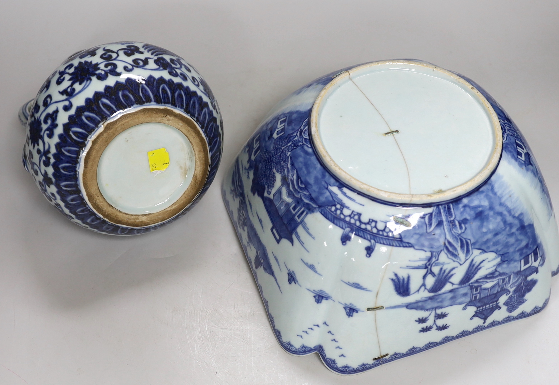 A Chinese blue and white bowl and two handled double gourd vase, tallest 21cm